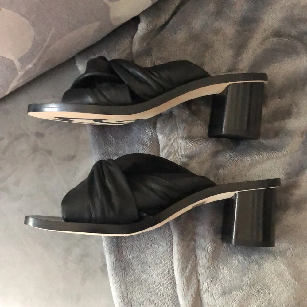 M GEMI The Lilliana Leather Sandal